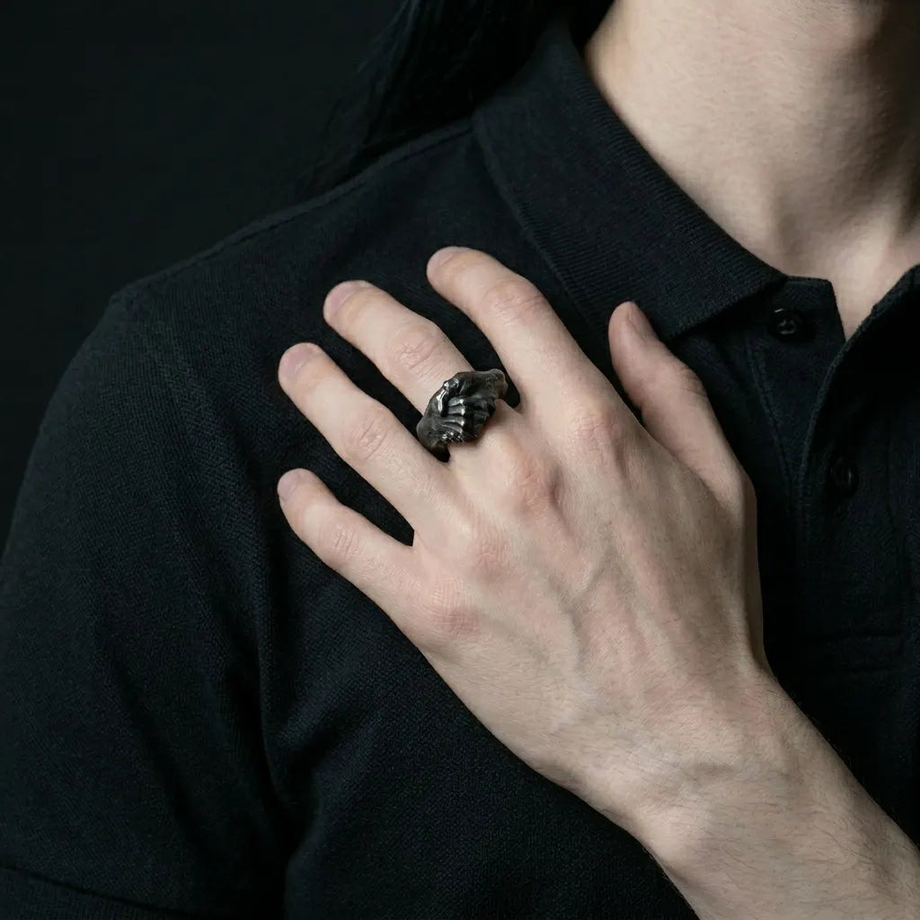 Gefaltete-Hände schwarzer Statement-Ring