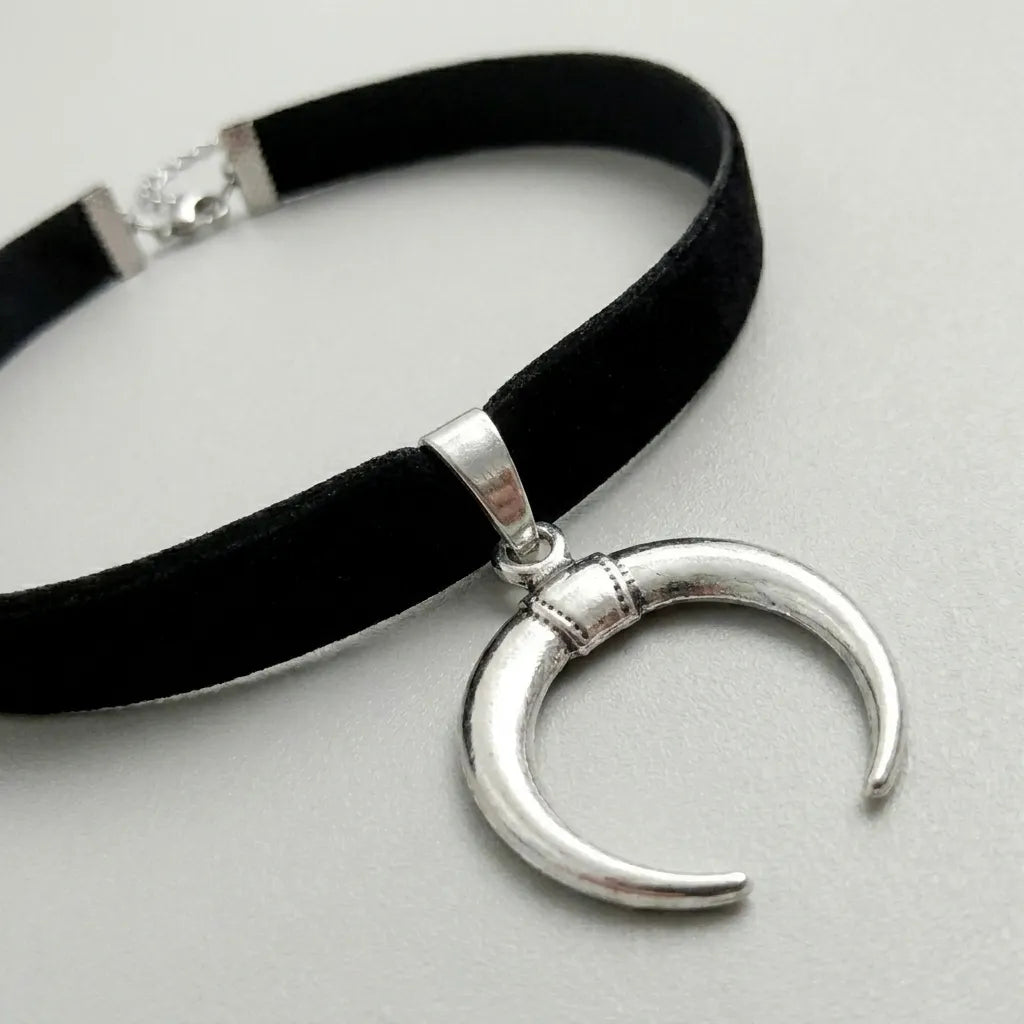 Dunkler-Mond-Horn-Choker-Halskette