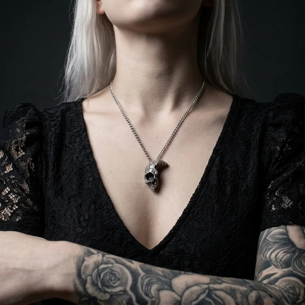 Rissiger-Mond-Totenkopf-Anhänger-Halskette