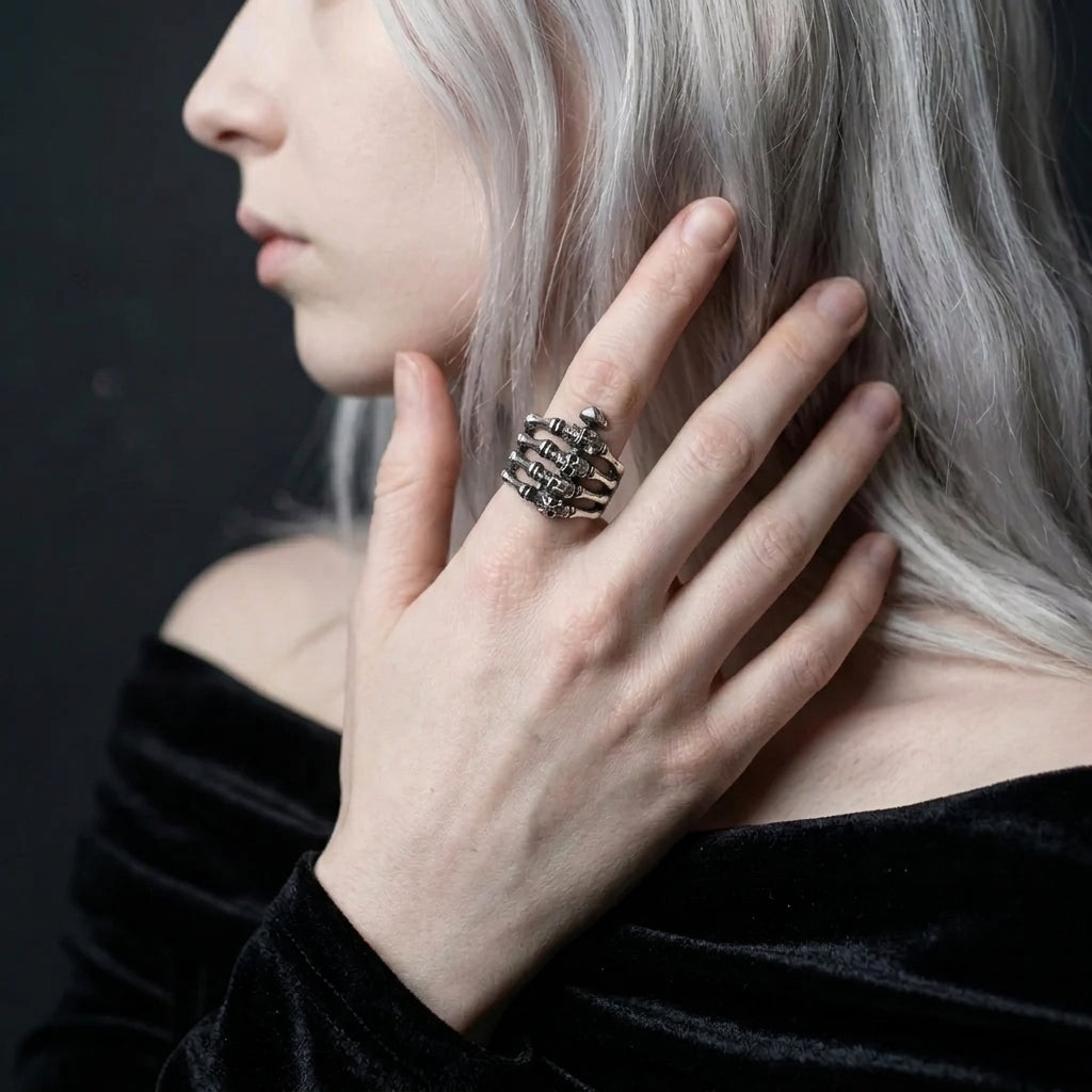 Umschlingender Skeletthand-Ring
