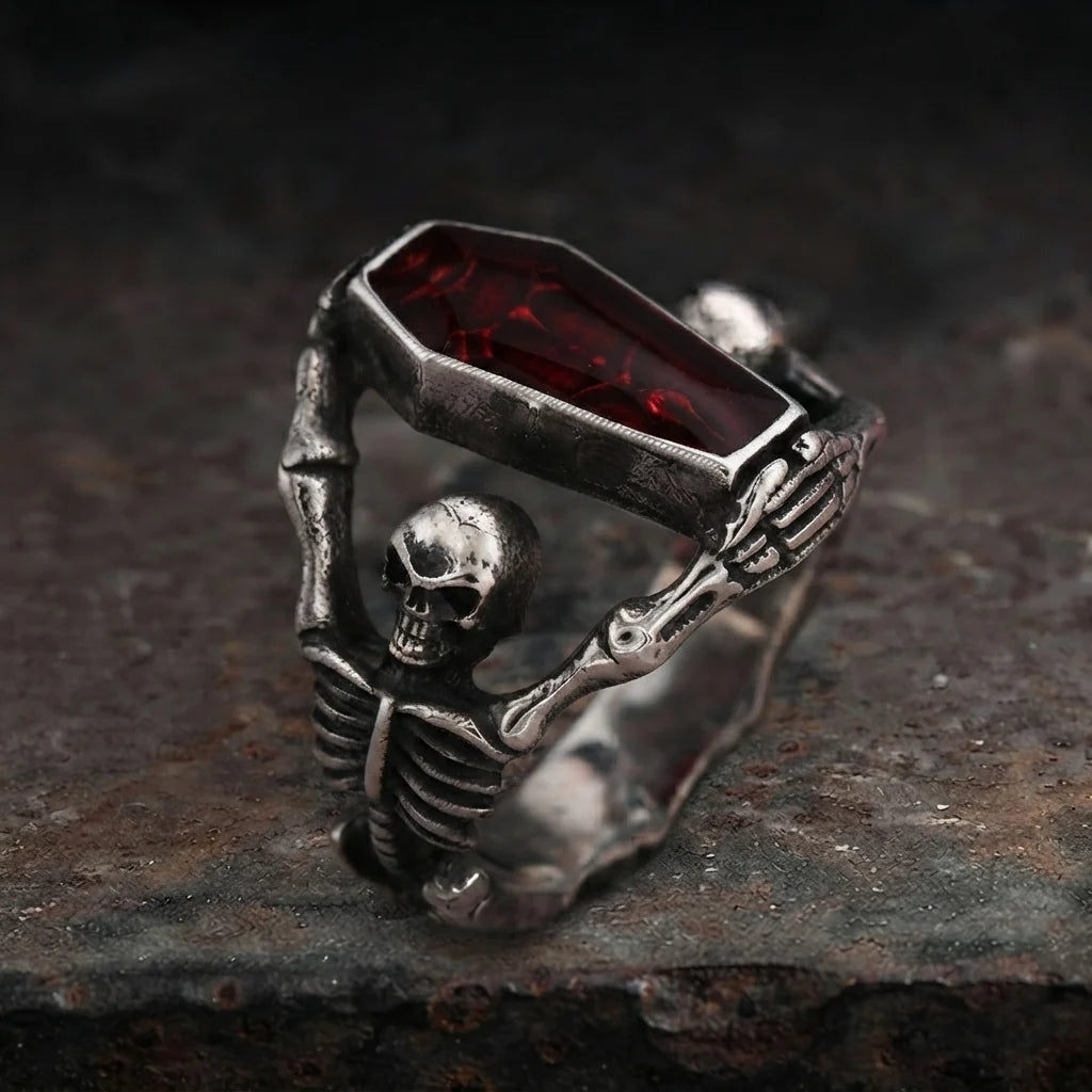 Sarg-Stein-Ring mit Skeletthand und Totenkopf-Details