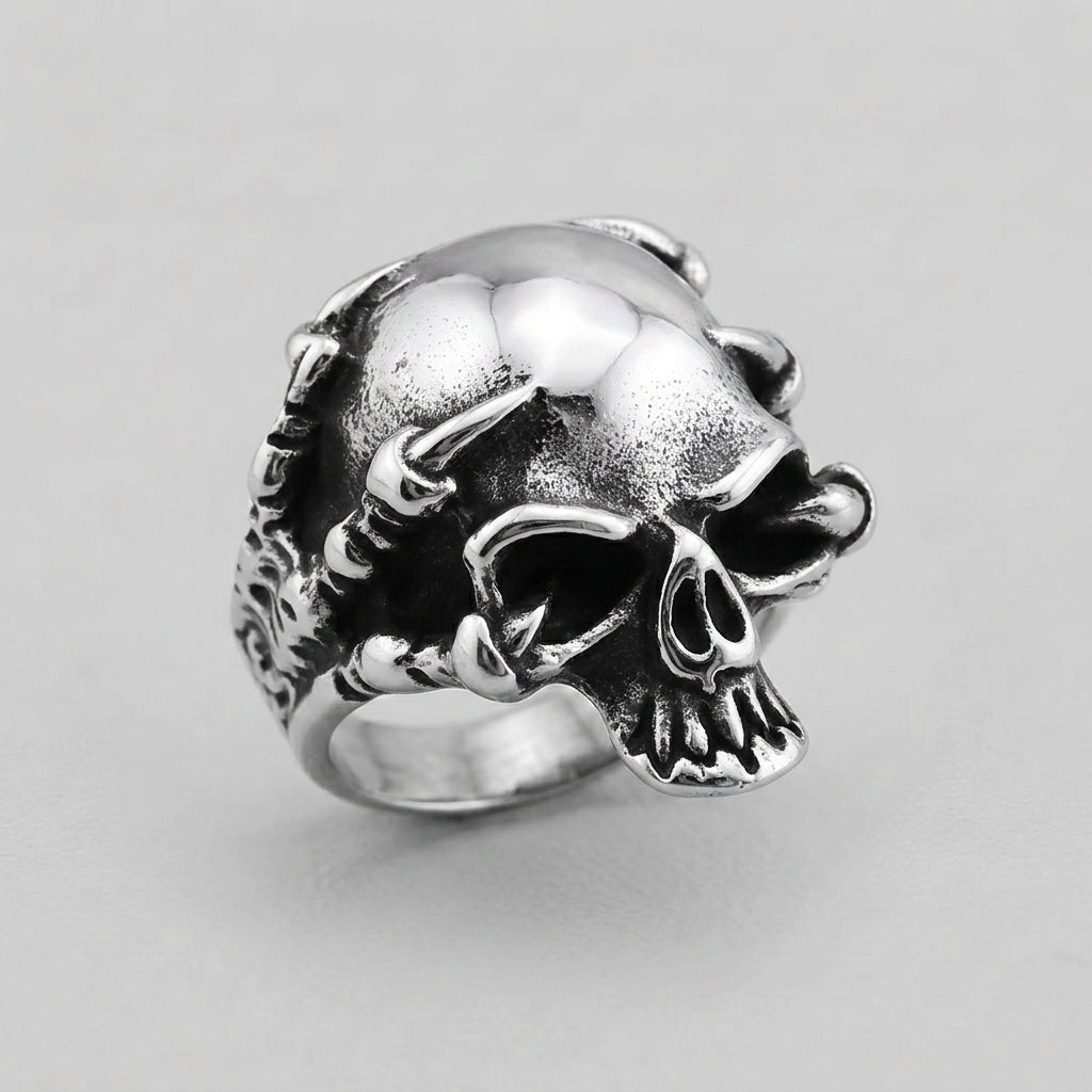 Totenkopfring mit Klauen-Akzenten