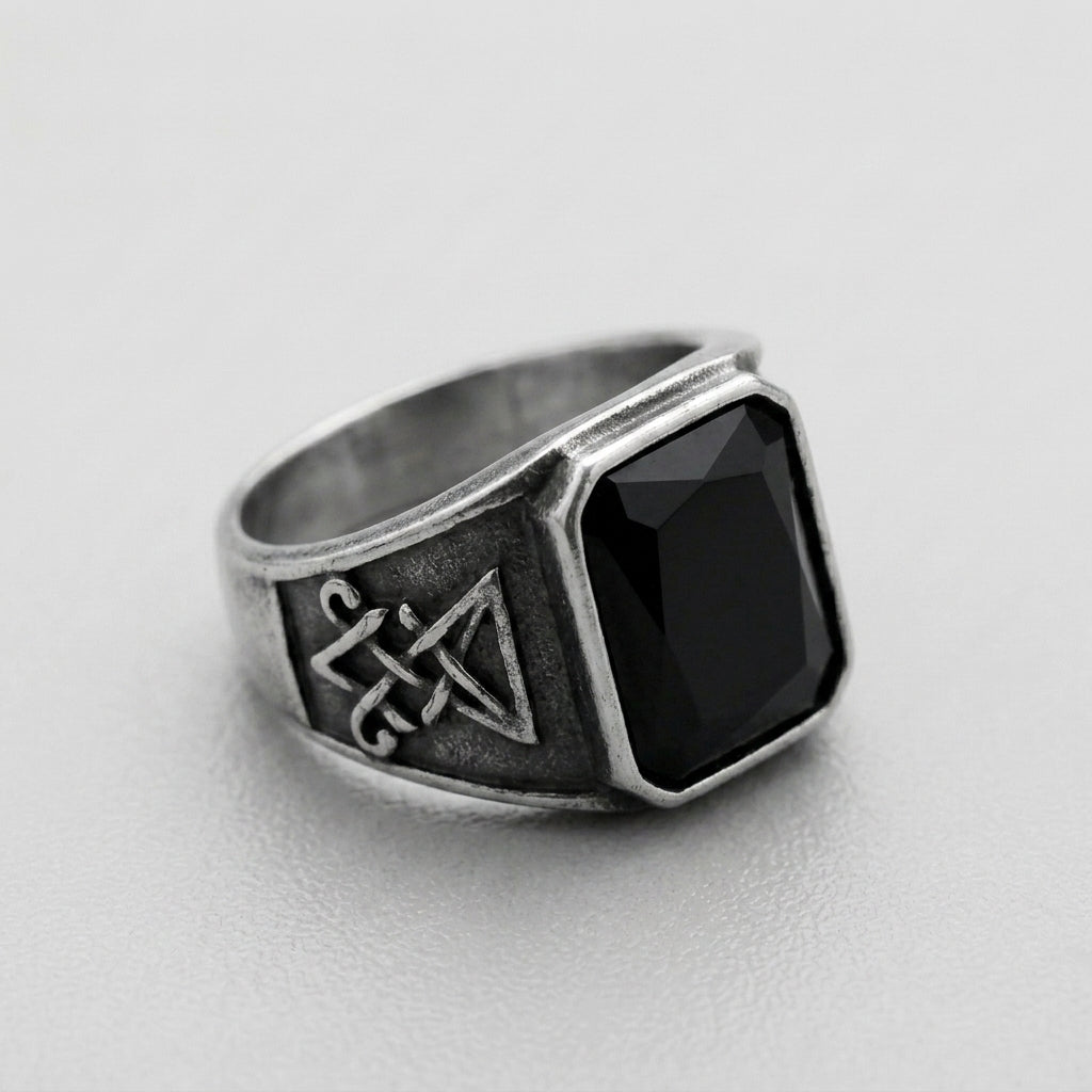Siegelring mit schwarzem Edelstein und graviertem Symbol