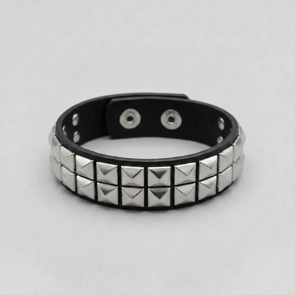 Dunkler-Rebell doppelreihiges beschlagenes Lederarmband