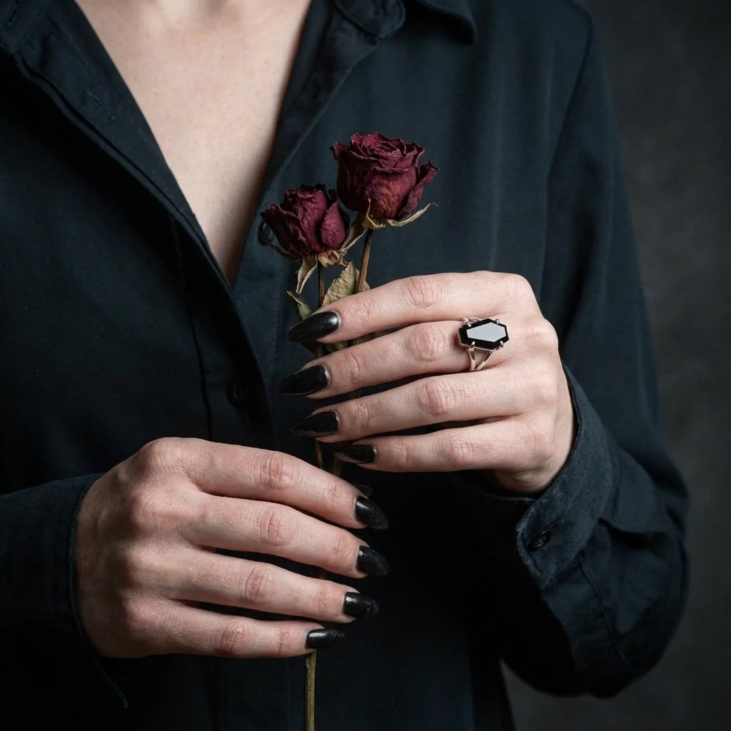 Schwarzer-Sargstein, geteilter silberner Bandring, Gothic-Ring