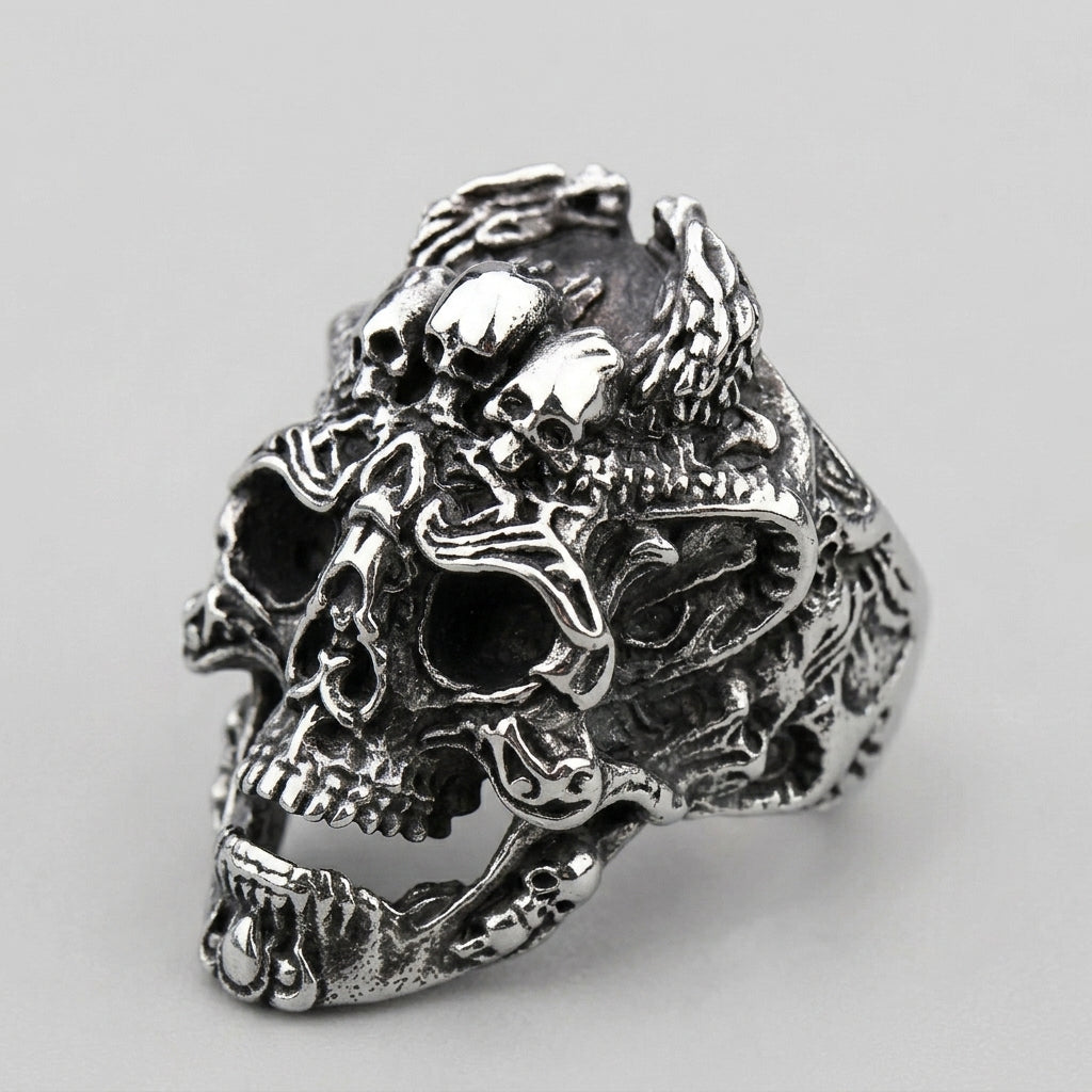 Totenkopfring mit kunstvollem Drachen- und Filigranmuster