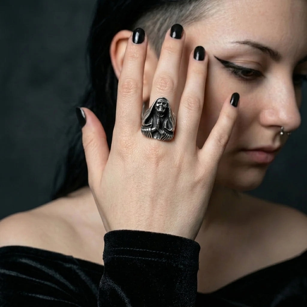 Ring mit Kapuzen-Sensenmann und betenden Skeletthänden