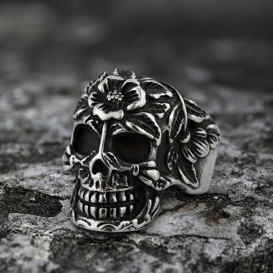 Siegelring mit blühendem Totenkopf