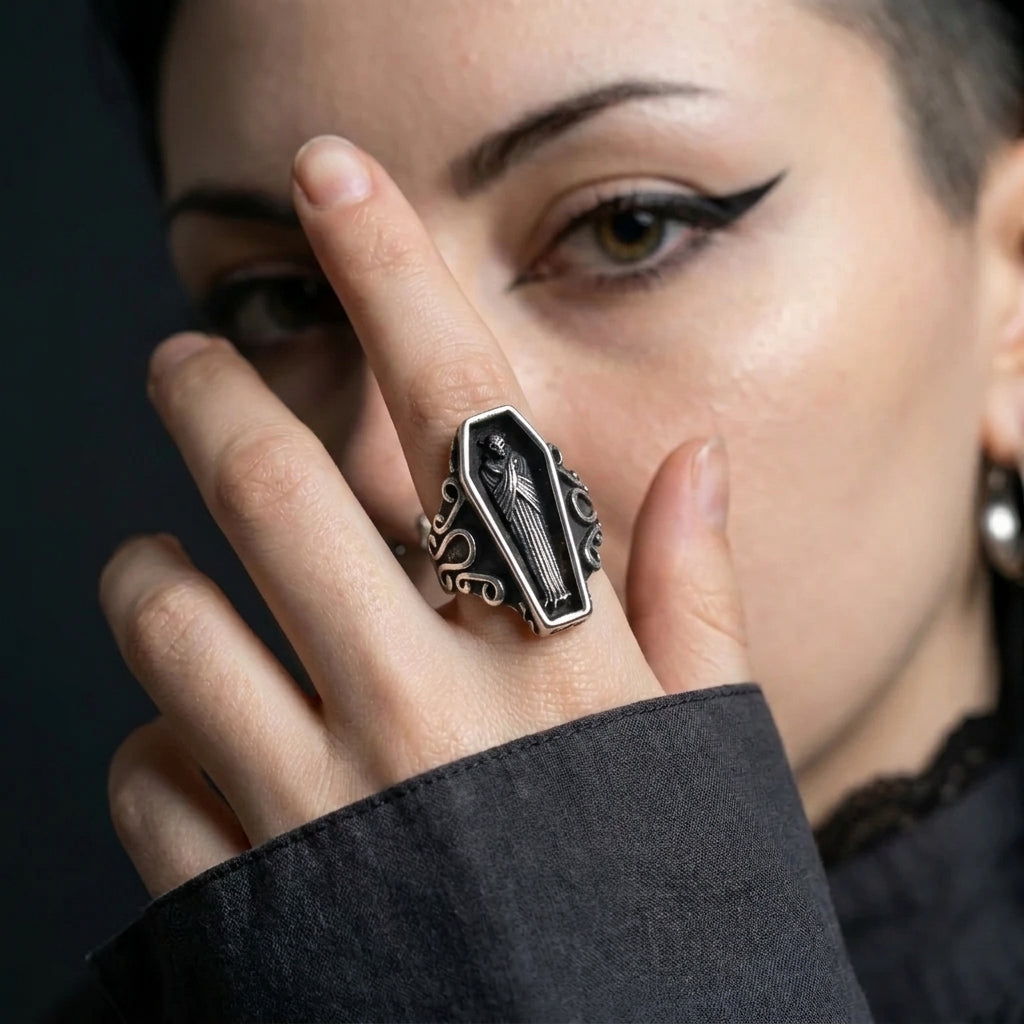 Sarg-Ring mit Skelettfigur und Schriftrollen-Filigran