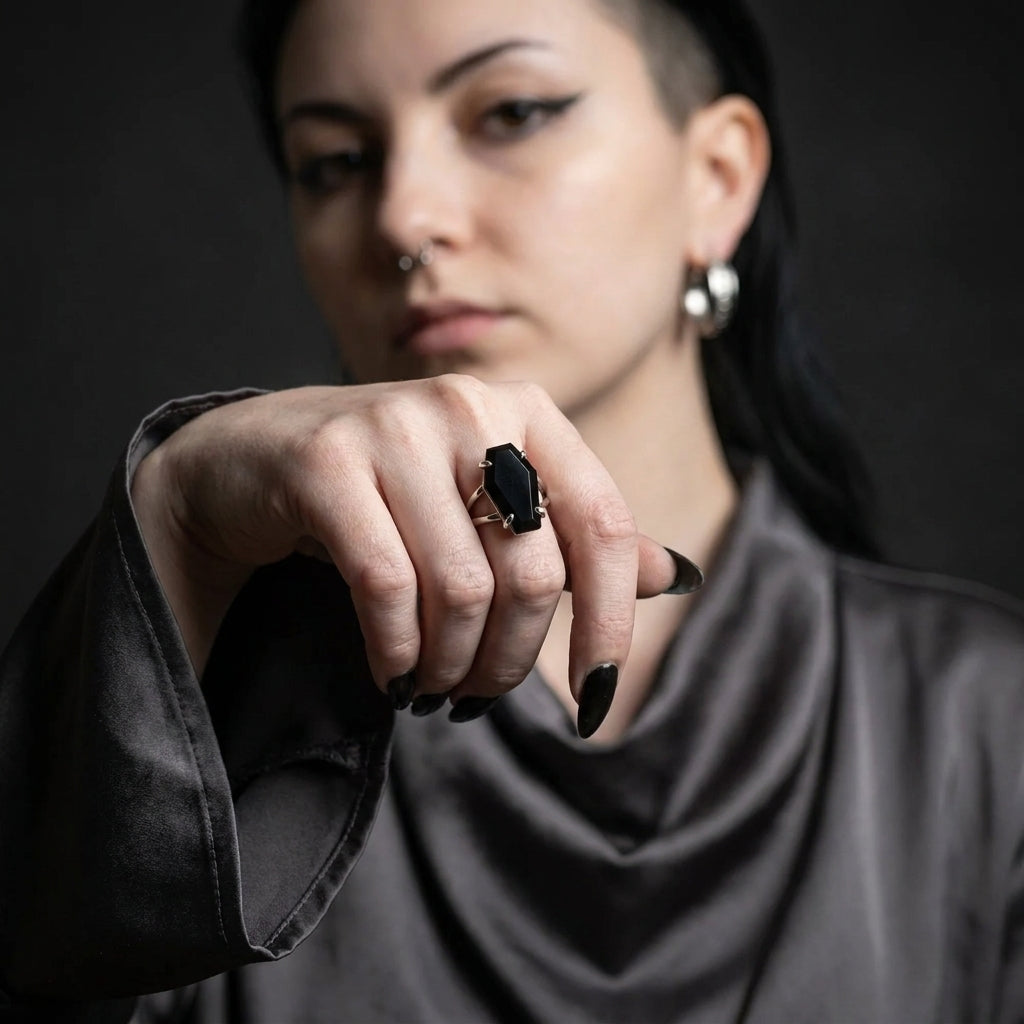 Schwarzer-Sargstein, geteilter silberner Bandring, Gothic-Ring