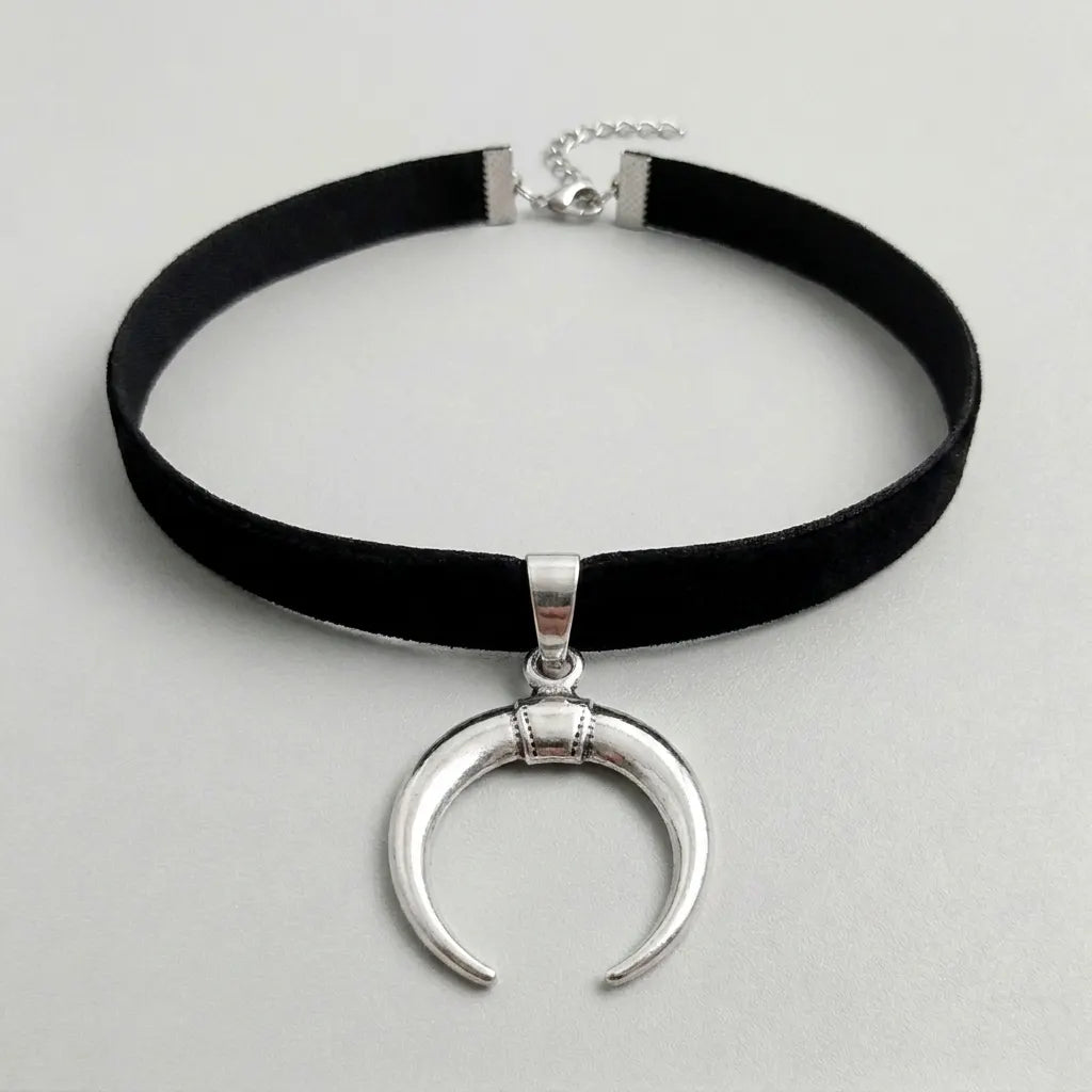 Dunkler-Mond-Horn-Choker-Halskette
