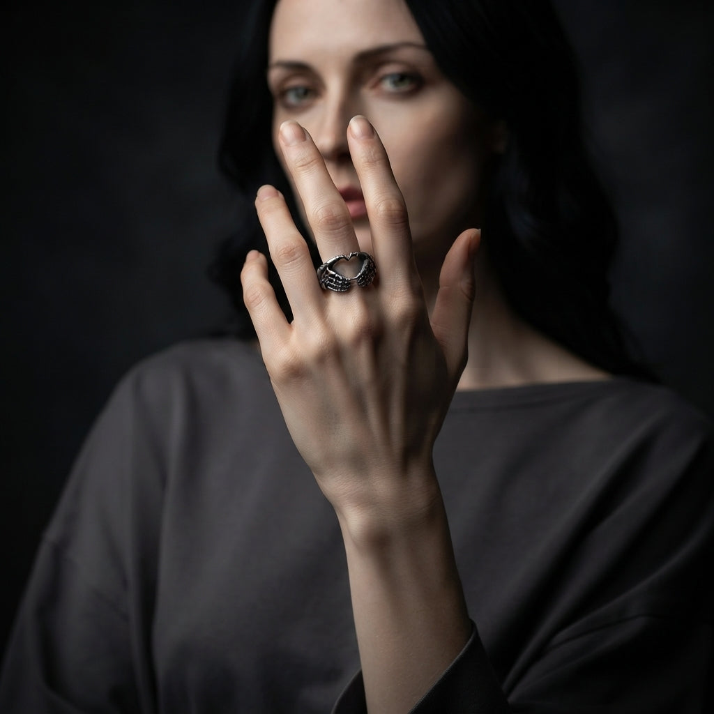 Skeletthände-Herz-Ring