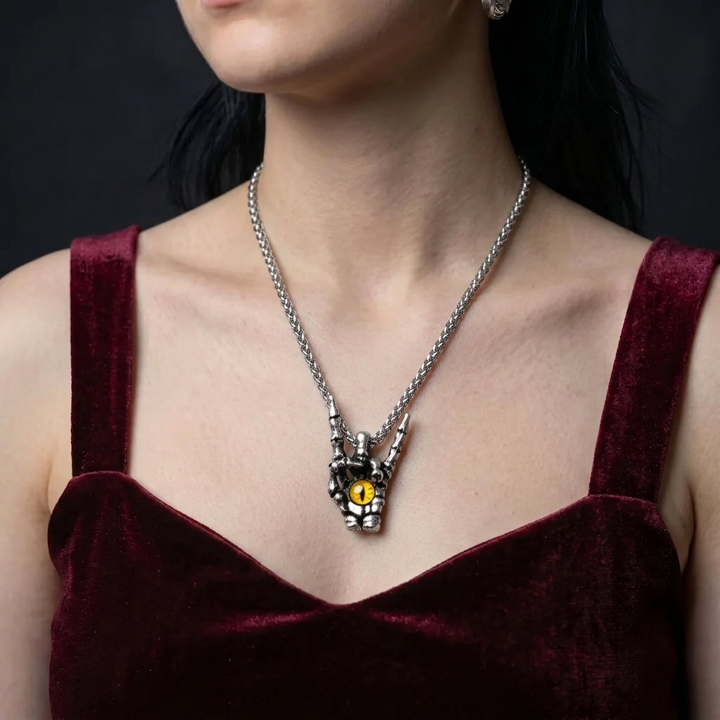 Skeletthand-Kette mit Rockzeichen und Drachenaugen-Anhänger