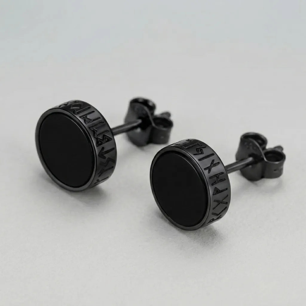 Runen-gemusterte schwarze Ohrstecker