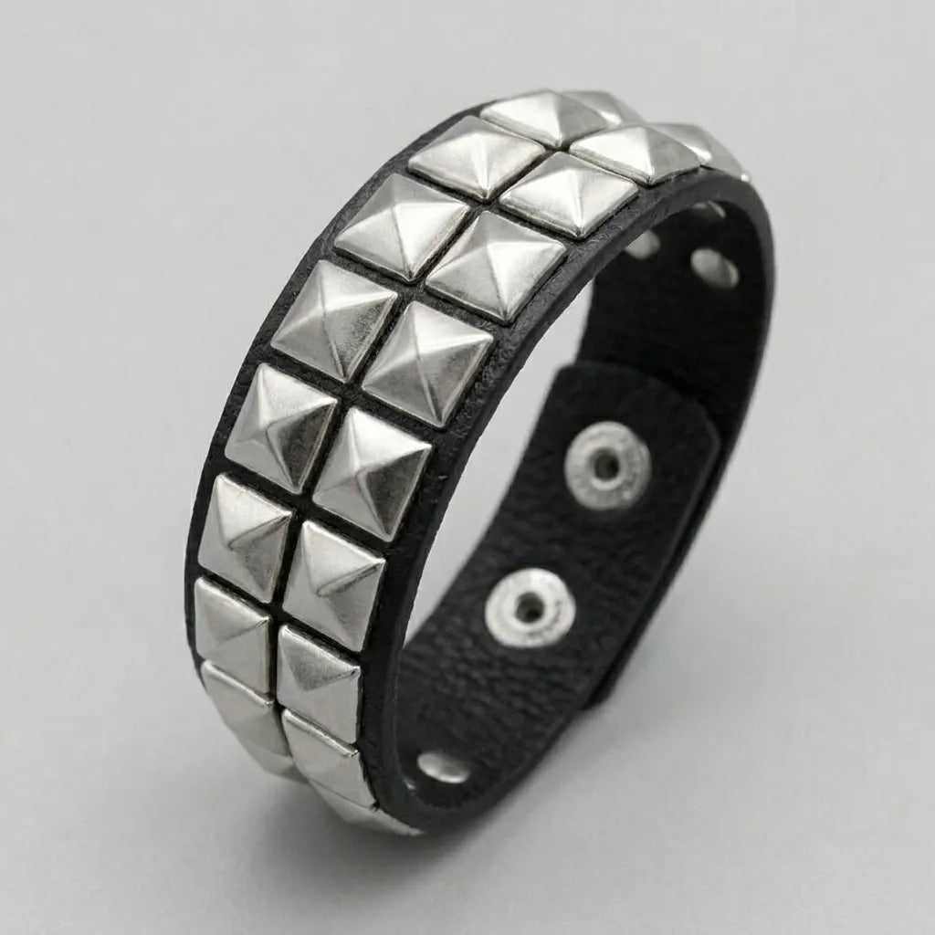 Dunkler-Rebell doppelreihiges beschlagenes Lederarmband