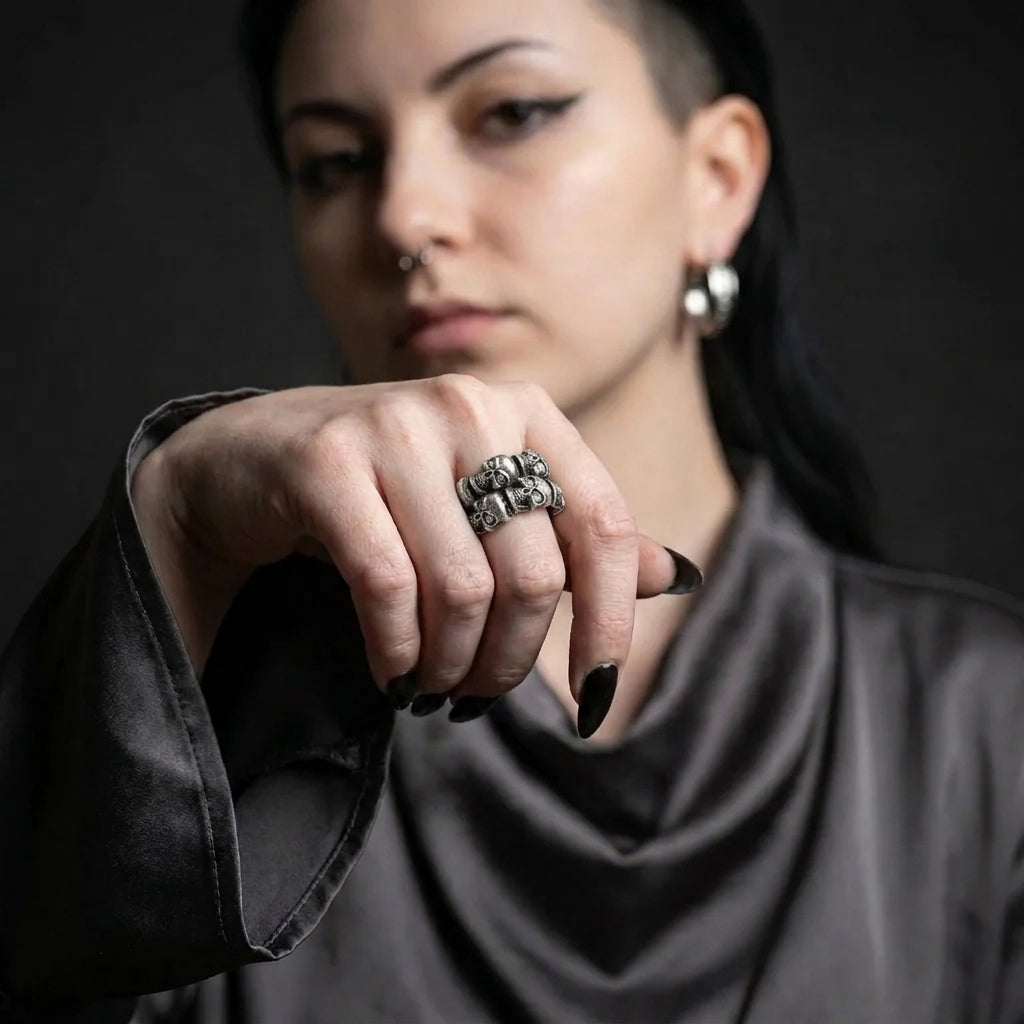 Totenkopfring mit Edelstein-Einlage