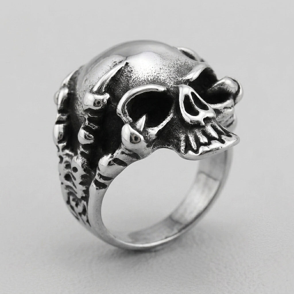 Totenkopfring mit Klauen-Akzenten