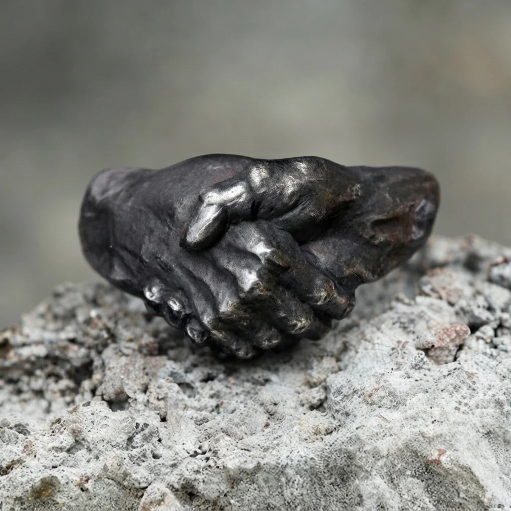 Gefaltete-Hände schwarzer Statement-Ring