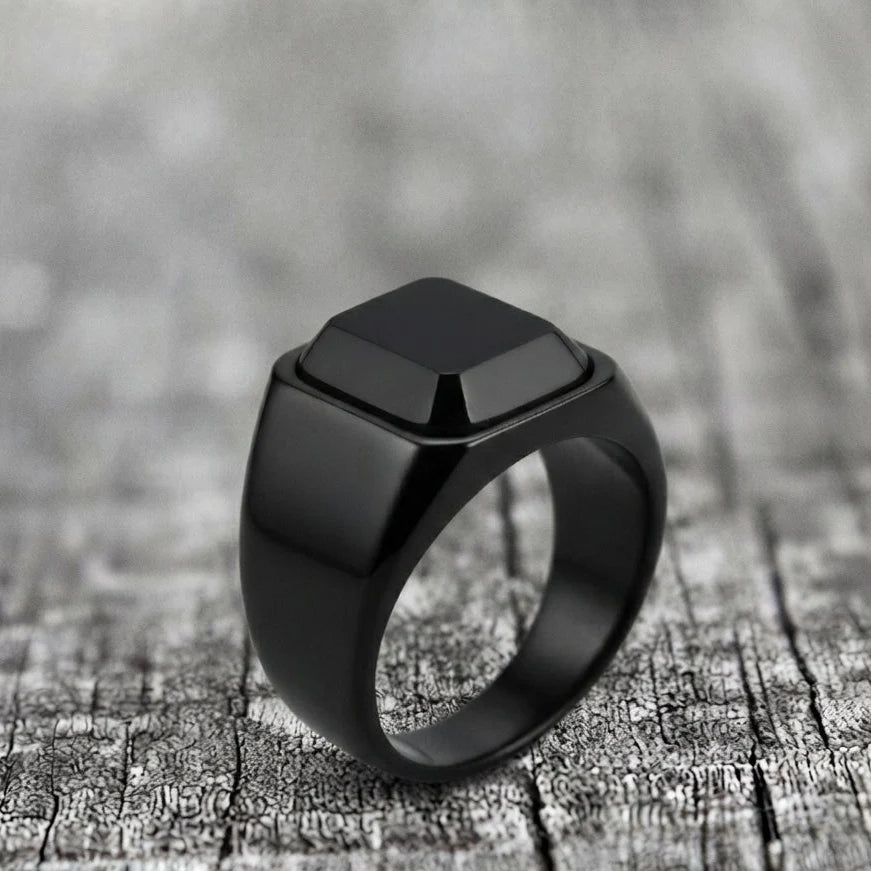 Matt-schwarzer Kissenstein-Ring