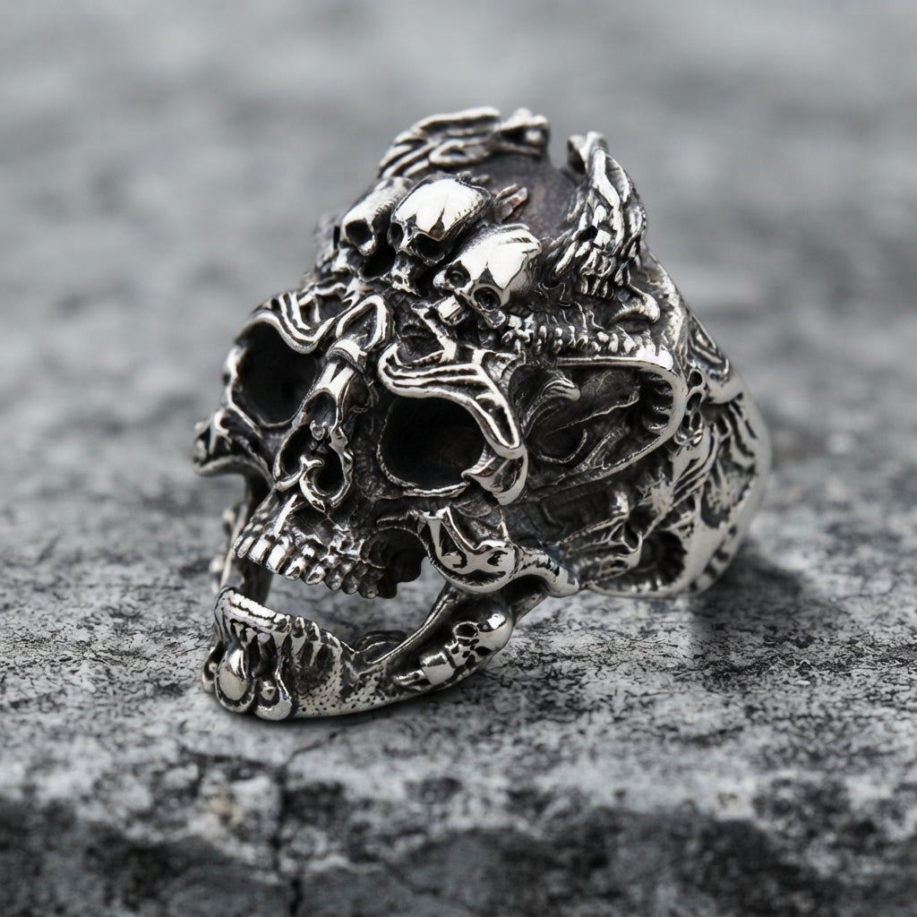 Totenkopfring mit kunstvollem Drachen- und Filigranmuster