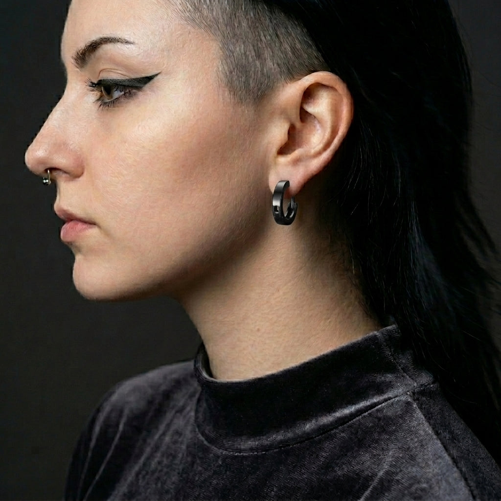 Beschlagene schwarze Goth-Creolen