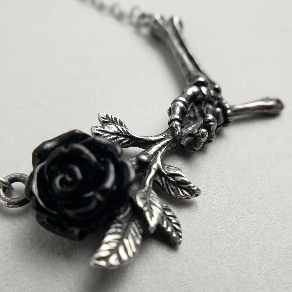 Knochenhand verfluchte-Rose-Halskette