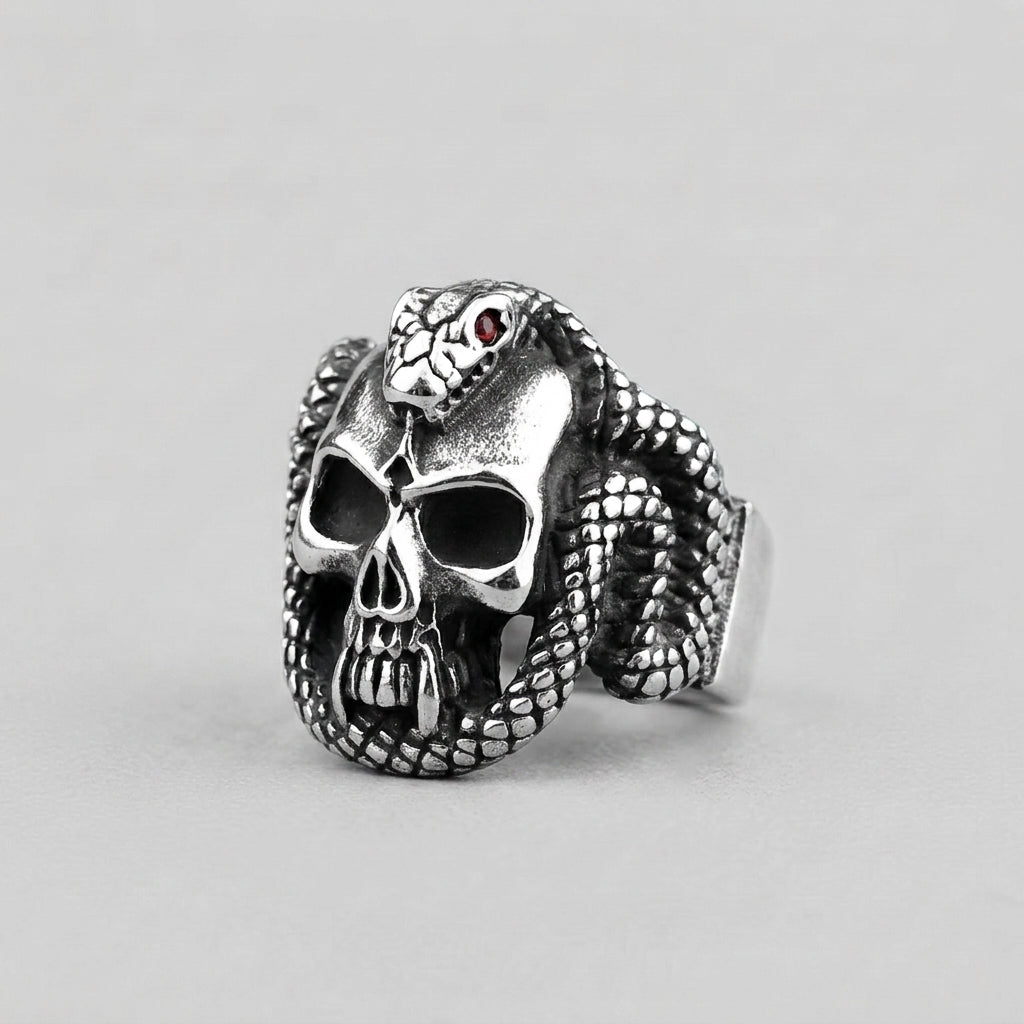 Schlangen- und Totenkopfring mit roten Kristallaugen
