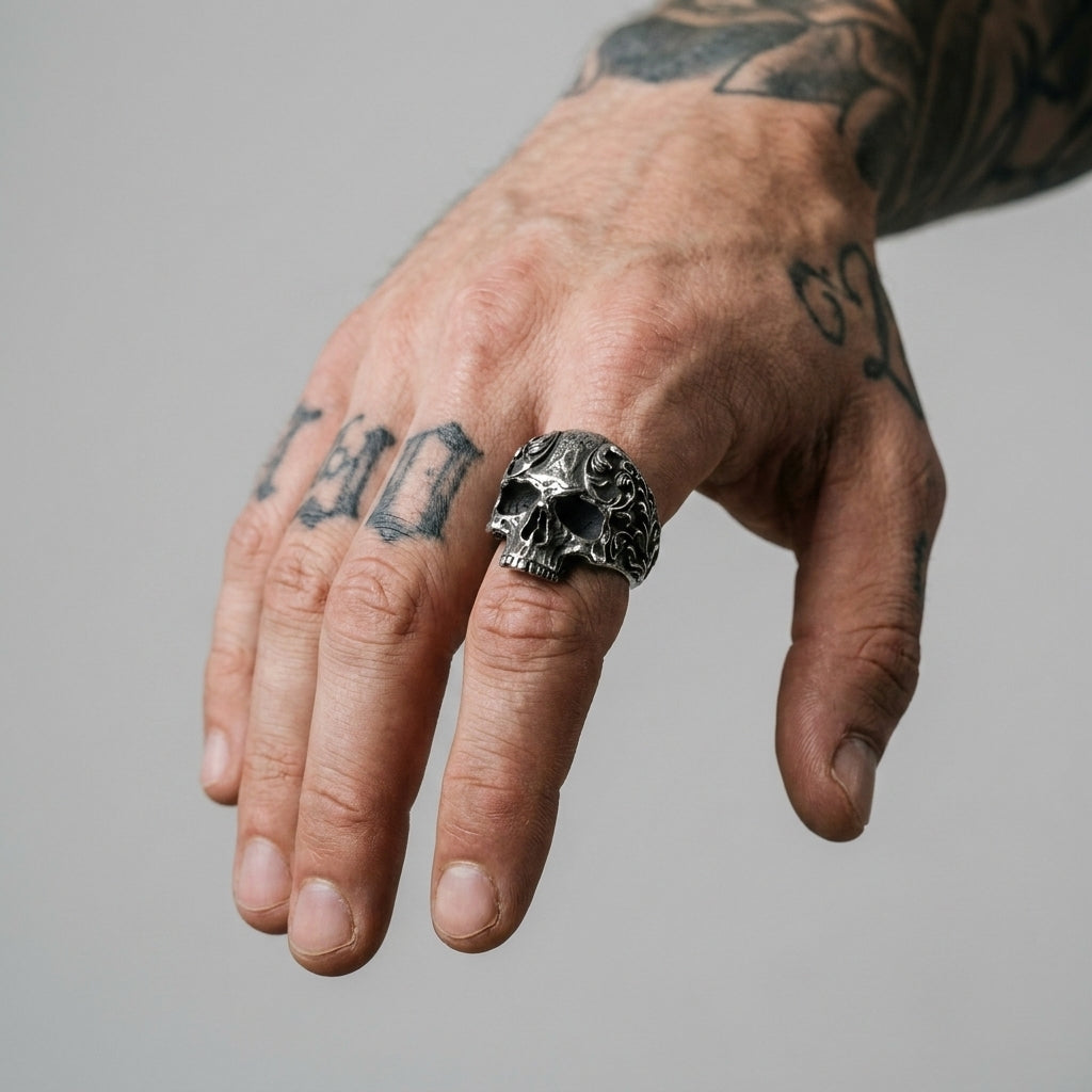 Totenkopfring: „Barocker Totenkopf-Biker-Ring"
