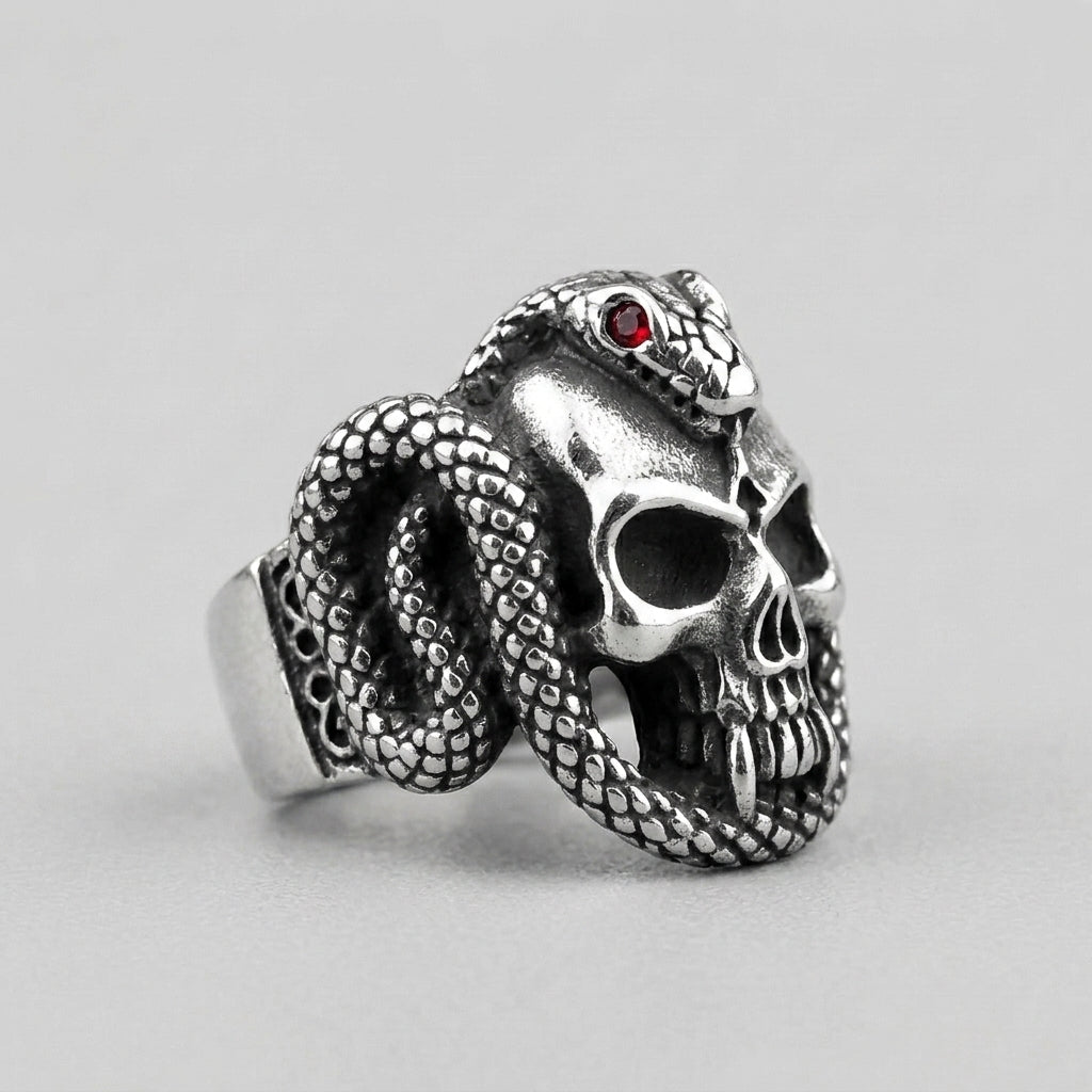 Schlangen- und Totenkopfring mit roten Kristallaugen