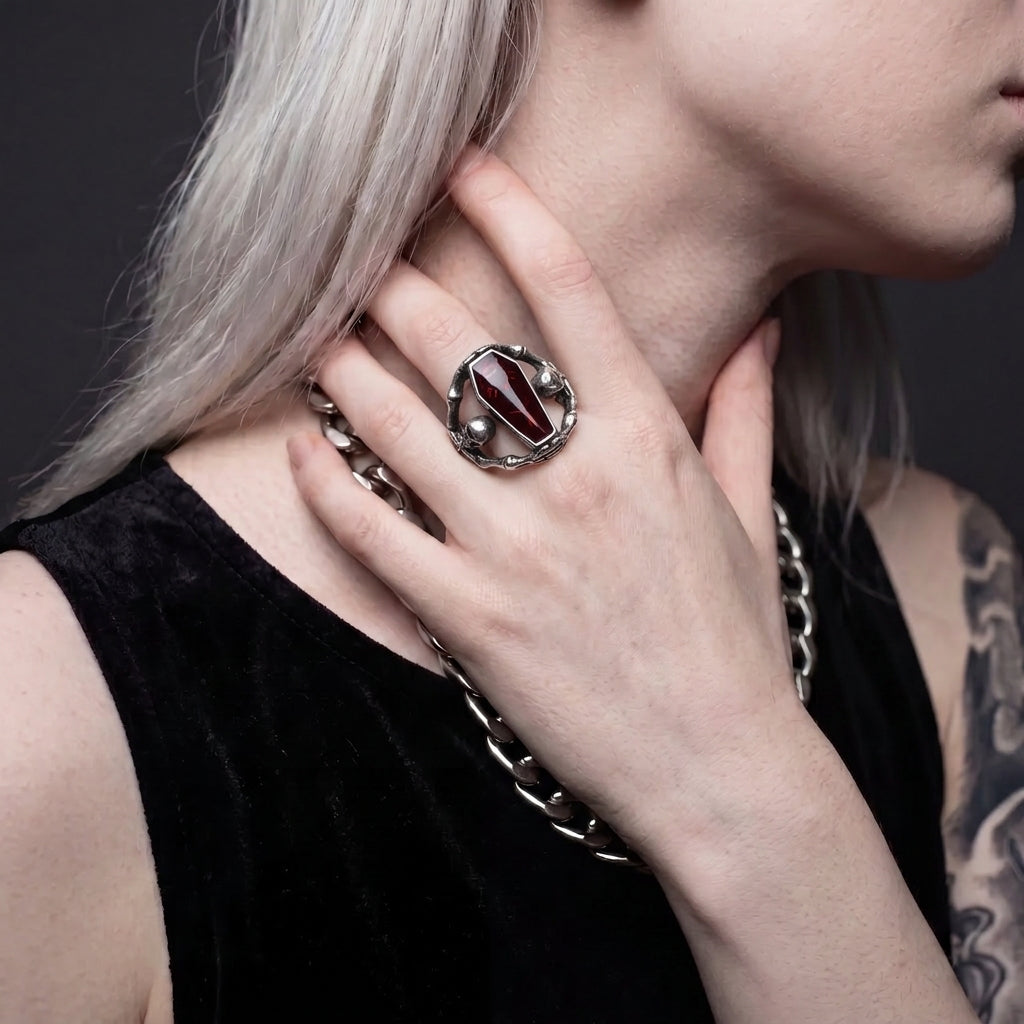 Sarg-Stein-Ring mit Skeletthand und Totenkopf-Details