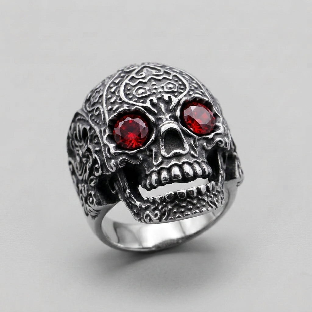 Totenkopfring mit roten Kristallaugen