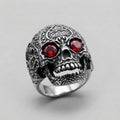 Totenkopfring mit roten Kristallaugen