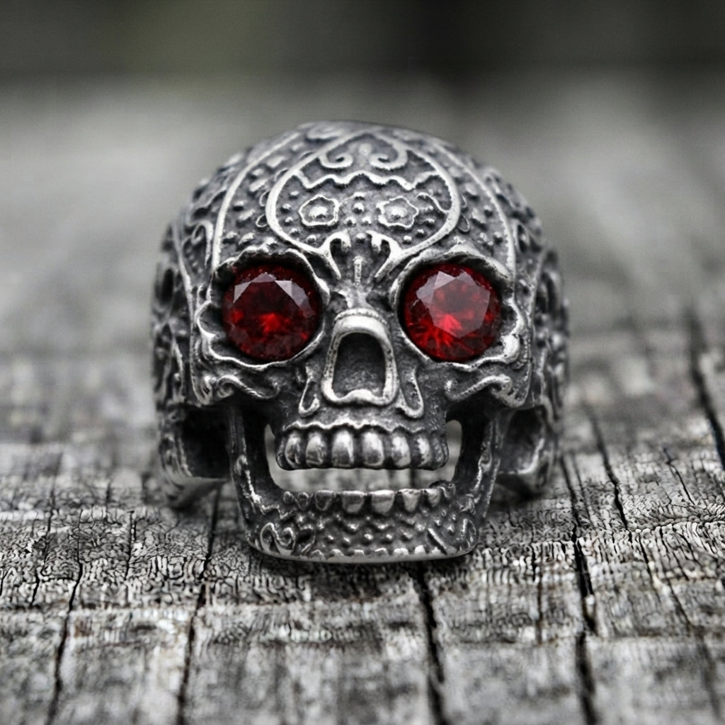 Totenkopfring mit roten Kristallaugen