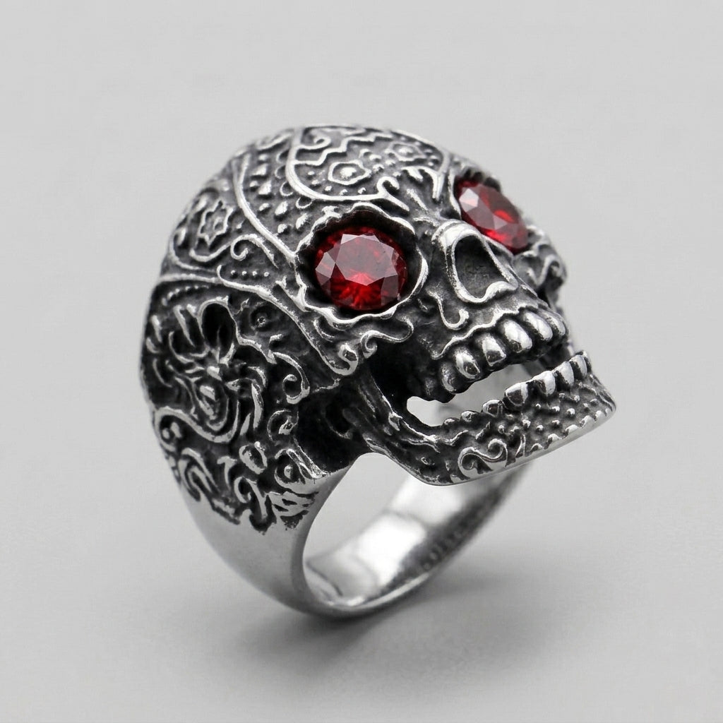 Totenkopfring mit roten Kristallaugen