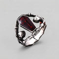 Sarg-Stein-Ring mit Skeletthand und Totenkopf-Details