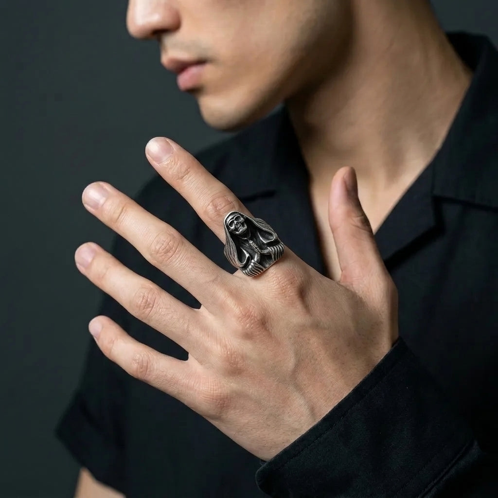 Ring mit Kapuzen-Sensenmann und betenden Skeletthänden