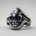 Schlangenumwickelter-Totenkopf-Ring