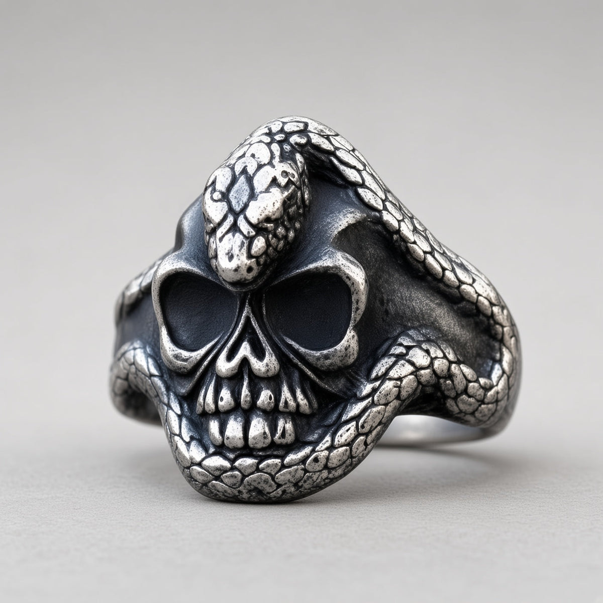 Schlangenumwickelter-Totenkopf-Ring