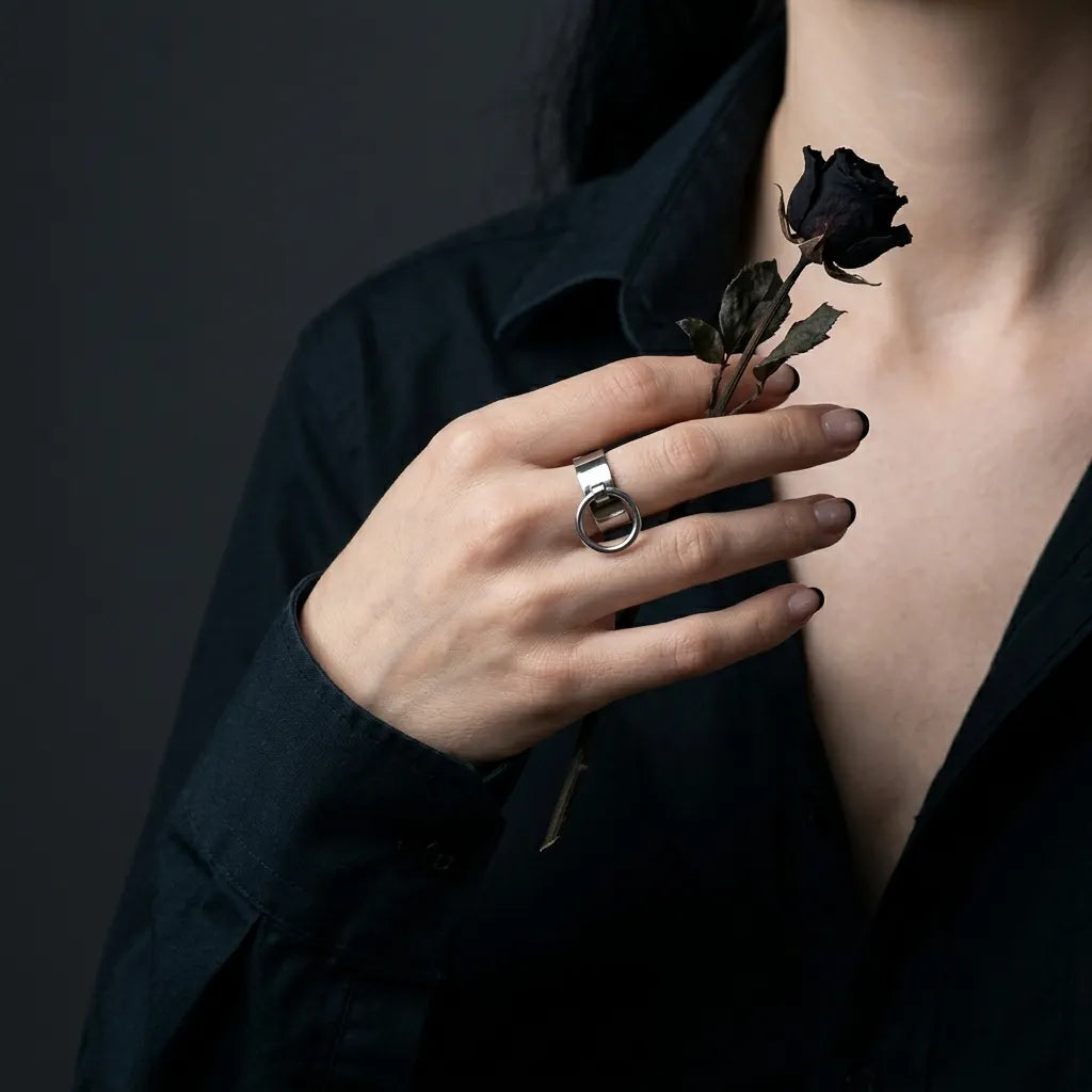 Moderner minimalistischer Goth-Ring