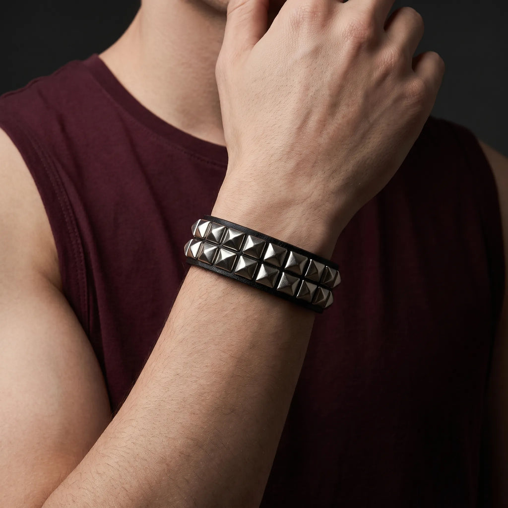 Dunkler-Rebell doppelreihiges beschlagenes Lederarmband