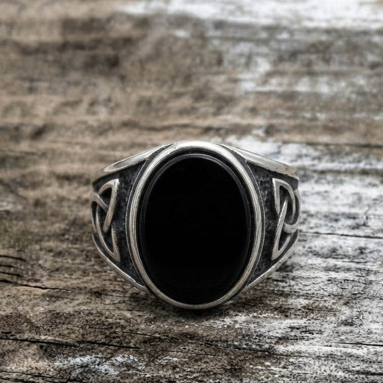 Schwarzer-Onyx keltische Triquetra ovaler Ring
