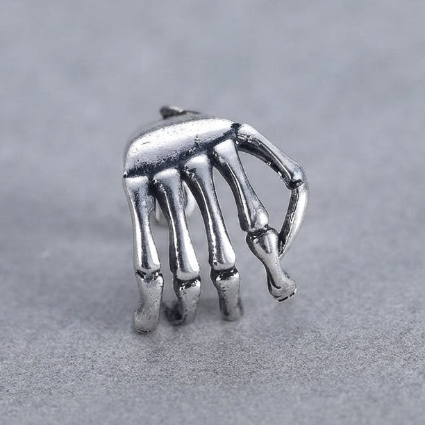 Silberne-Skeletthand-Ohrklemme