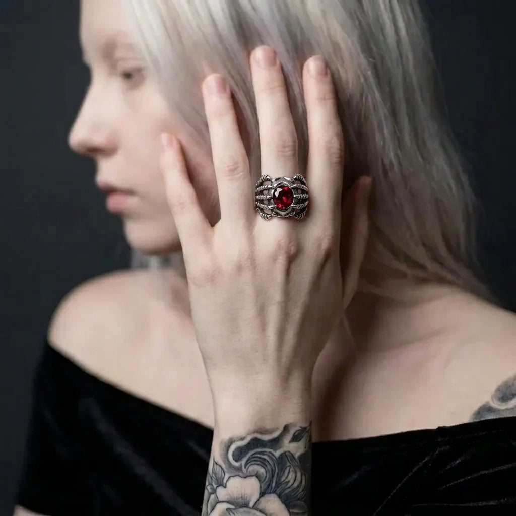 Drachenklauen-Ring mit rotem Edelstein