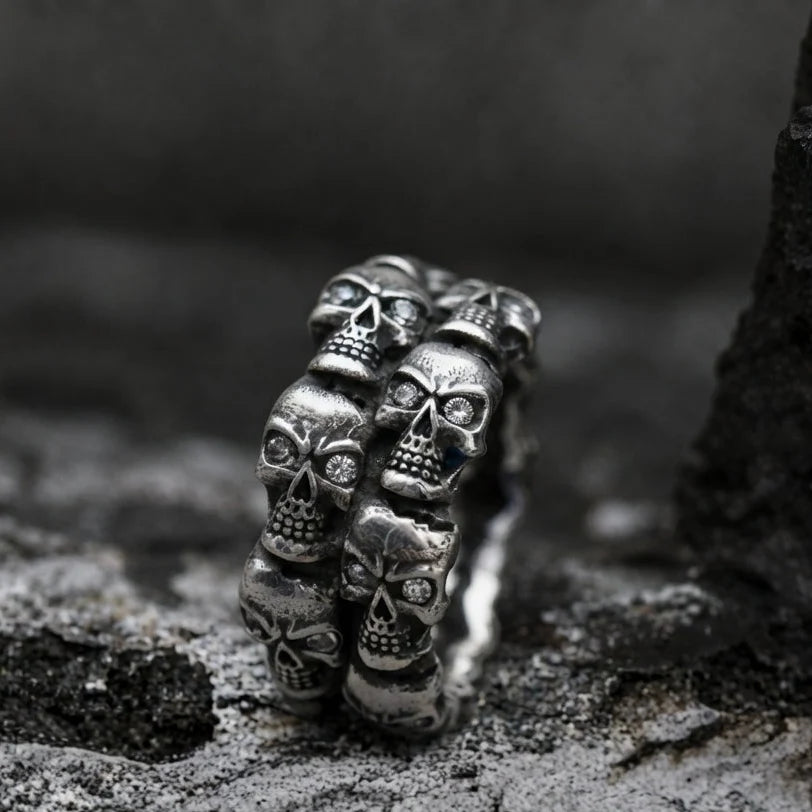 Totenkopfring mit Edelstein-Einlage