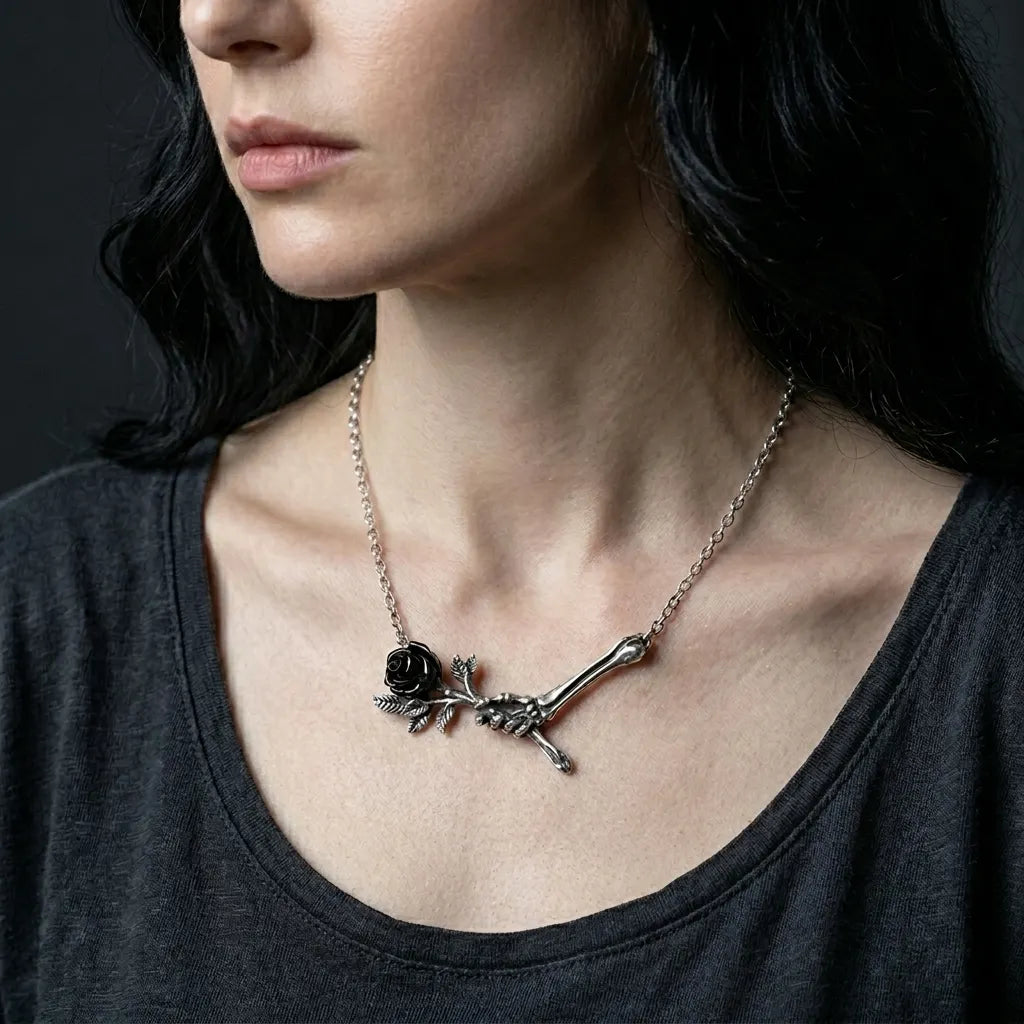 Knochenhand verfluchte-Rose-Halskette