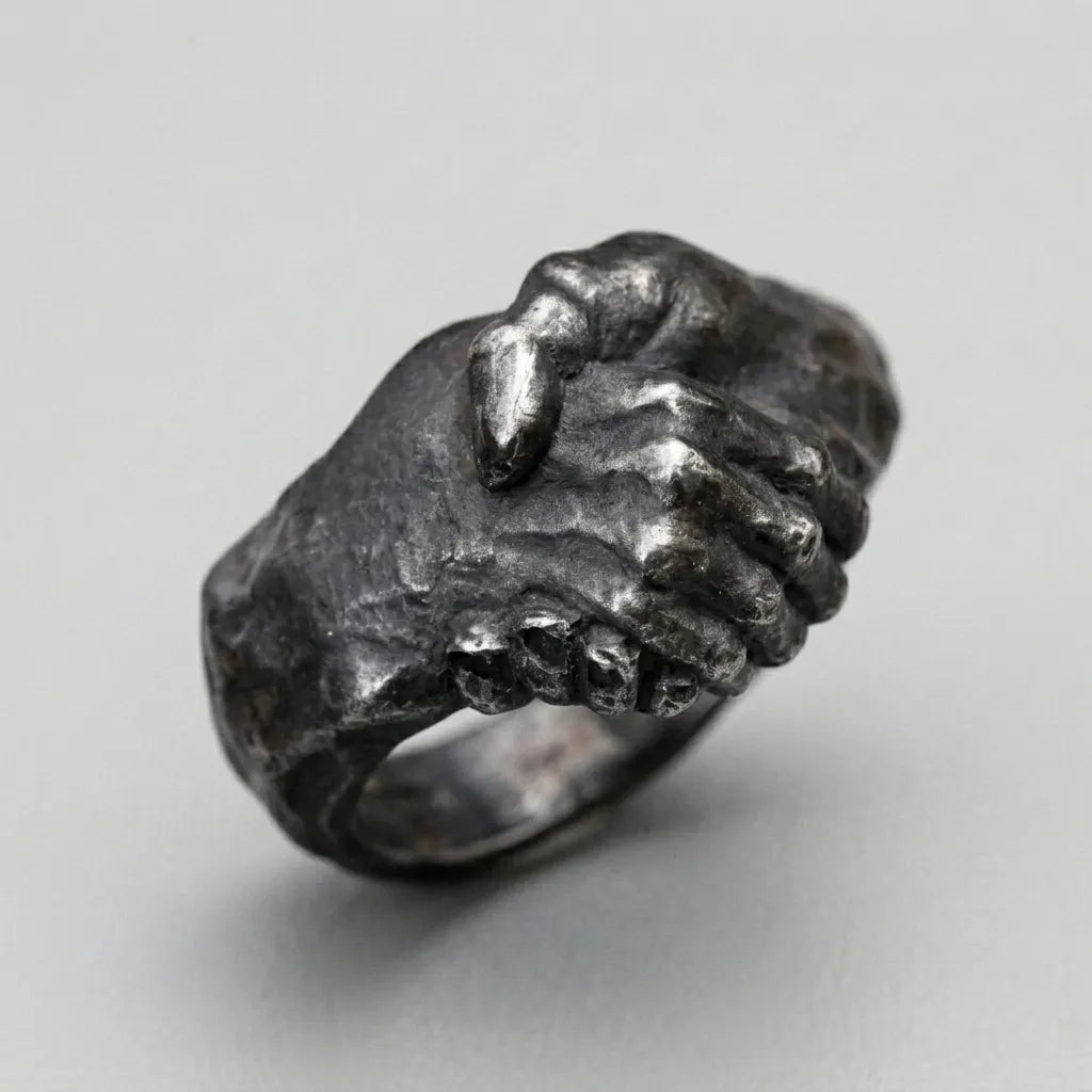 Gefaltete-Hände schwarzer Statement-Ring