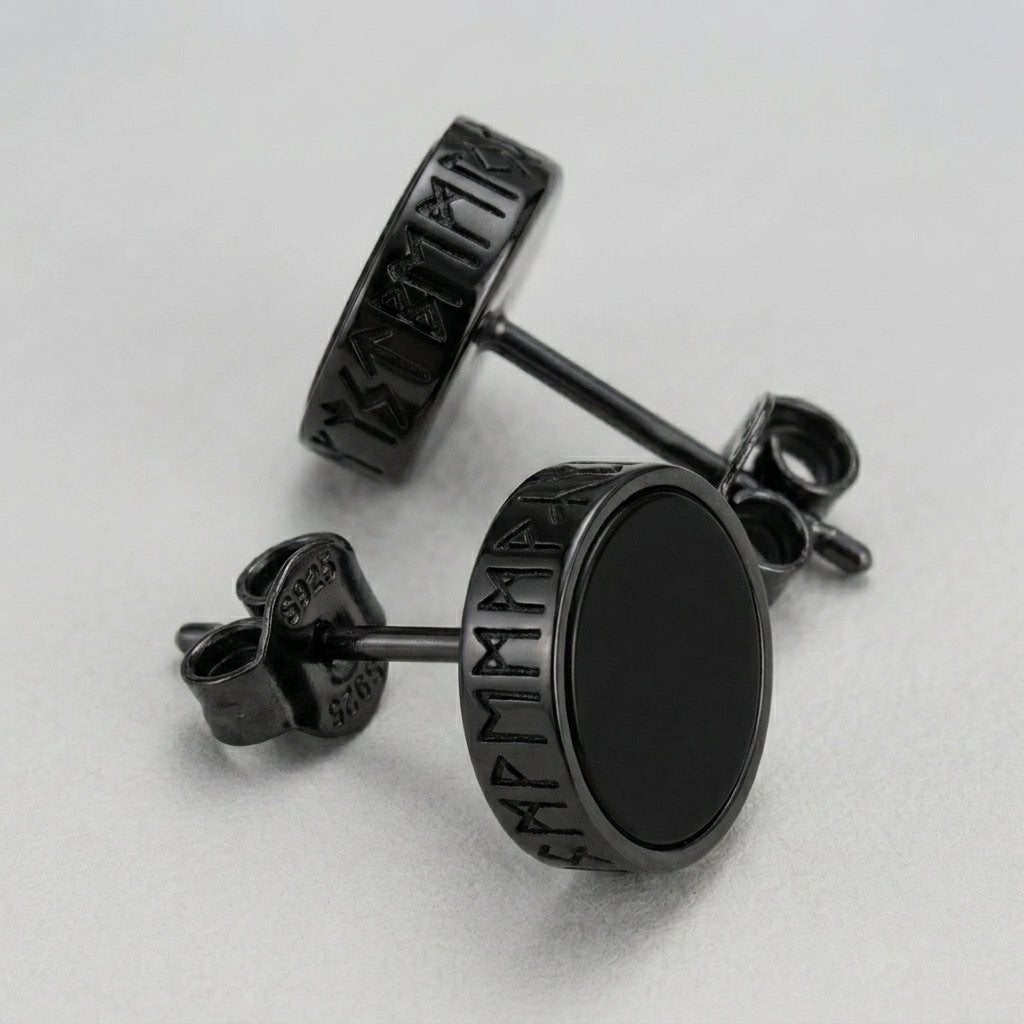 Runen-gemusterte schwarze Ohrstecker