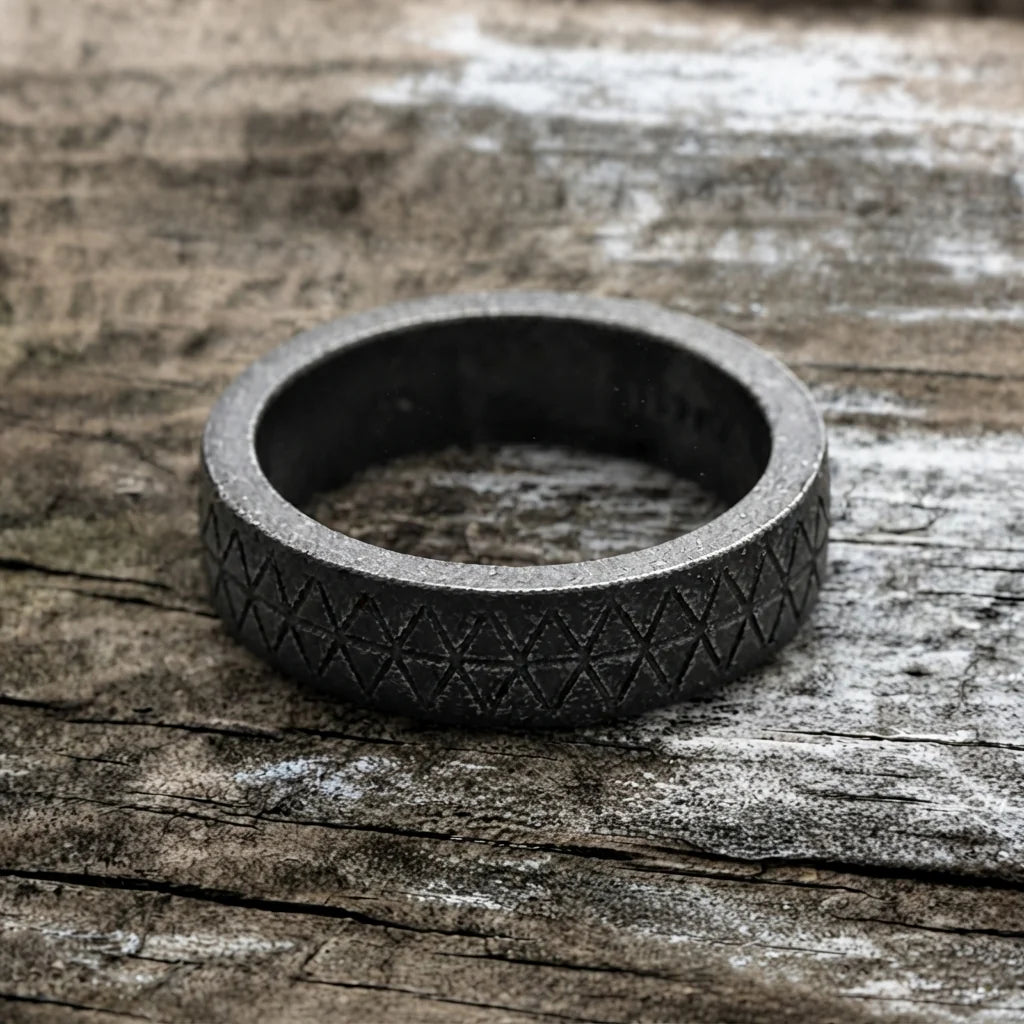 Geschwärzter geometrischer Gitter-Bandring