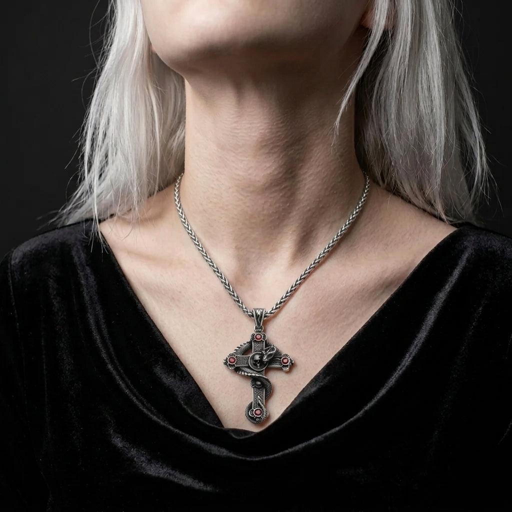 Schlangen- und Totenkopf-Kreuz-Halskette mit roten Edelsteinen