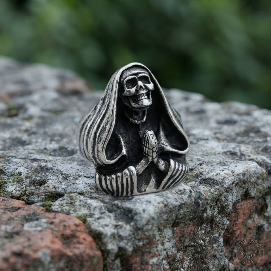 Ring mit Kapuzen-Sensenmann und betenden Skeletthänden